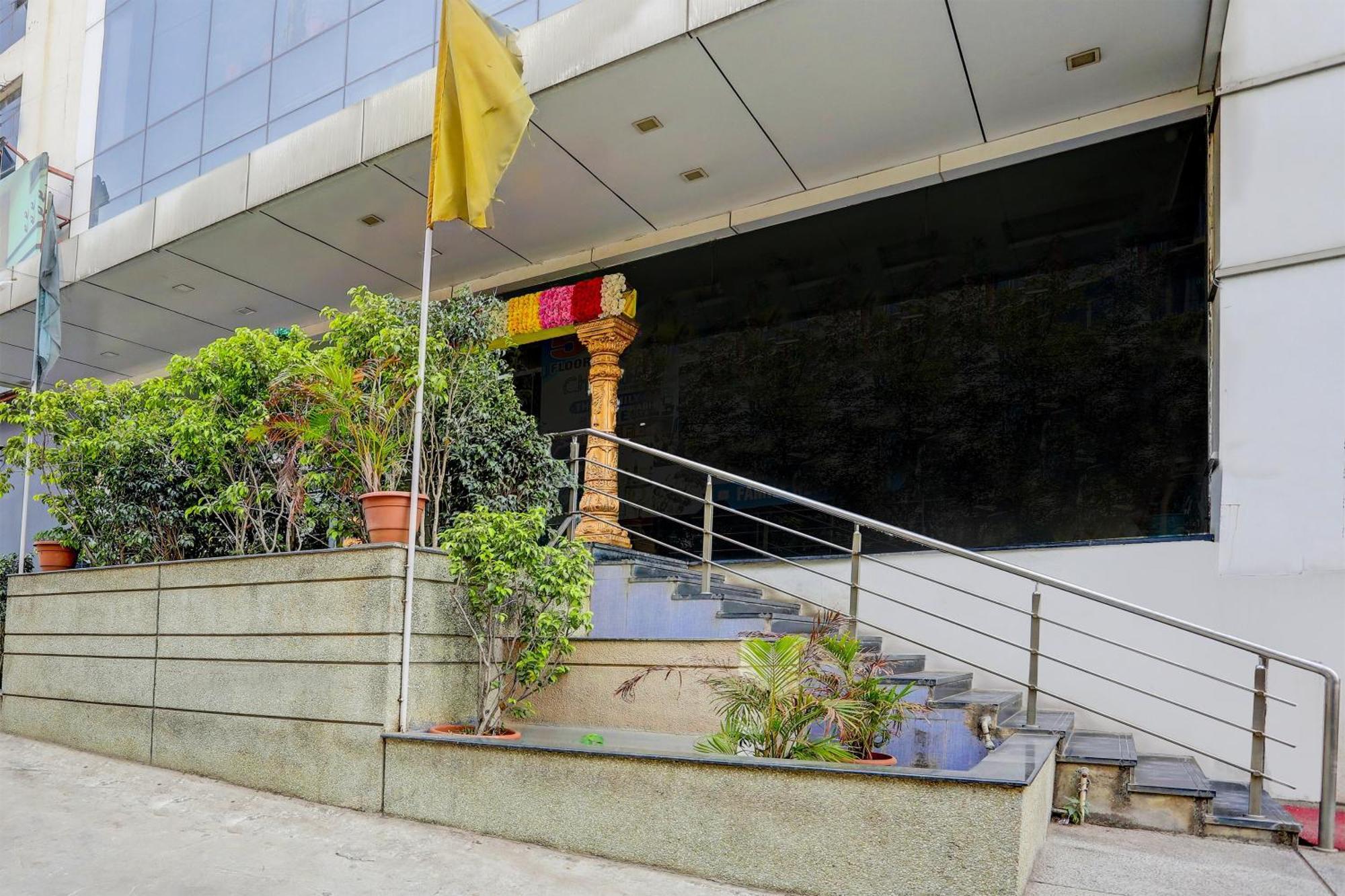 Capital O Surabhi Elite Near Miraj Cinemas - Shalini Shivani Sururnagar Exterior photo