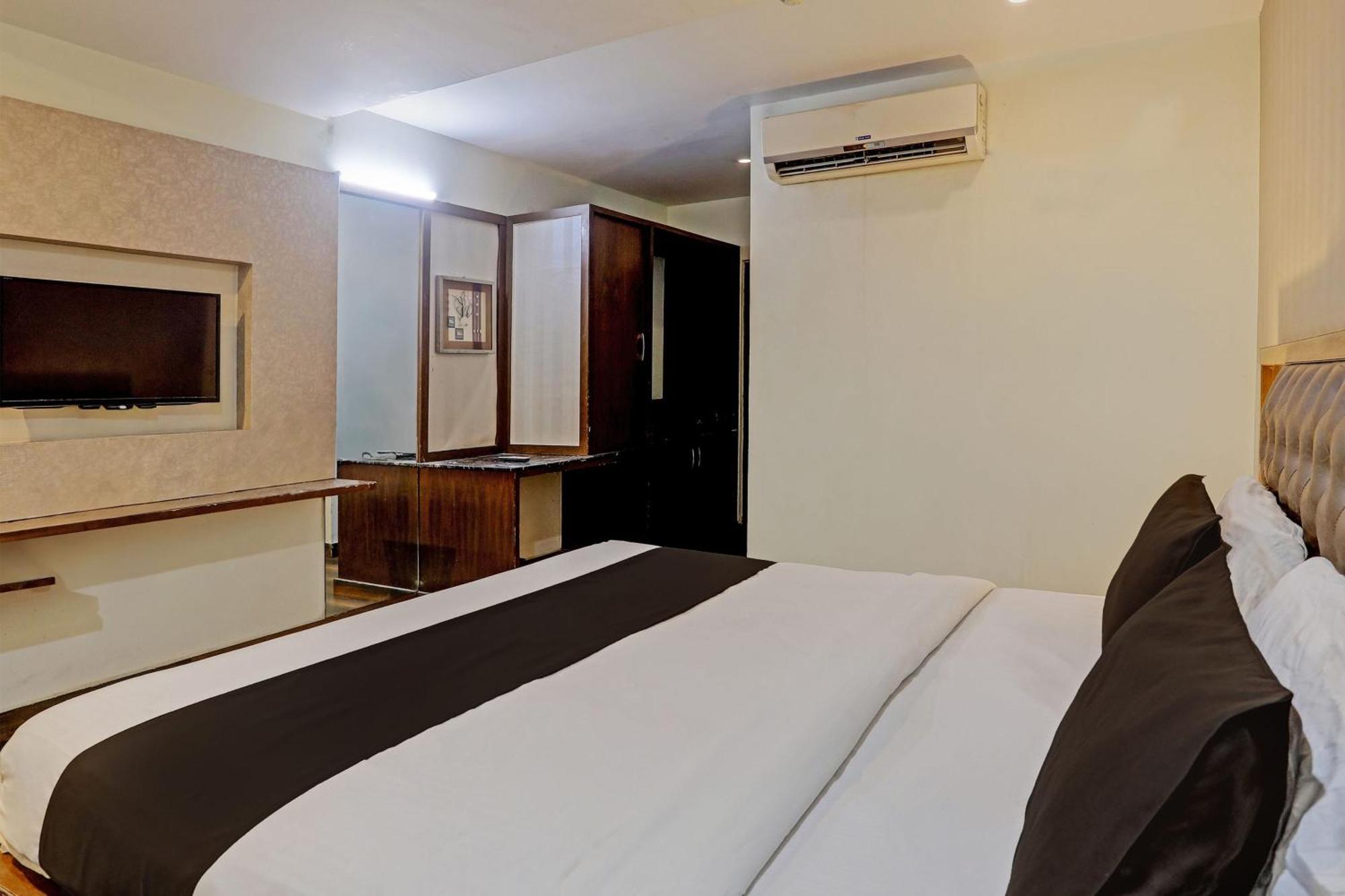 Capital O Surabhi Elite Near Miraj Cinemas - Shalini Shivani Sururnagar Exterior photo